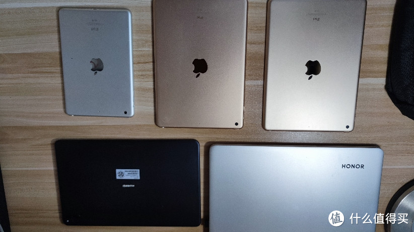 Hornor magicbook 14，IPad air 两台，IPad mini一台，MATEPAD pro 一台。