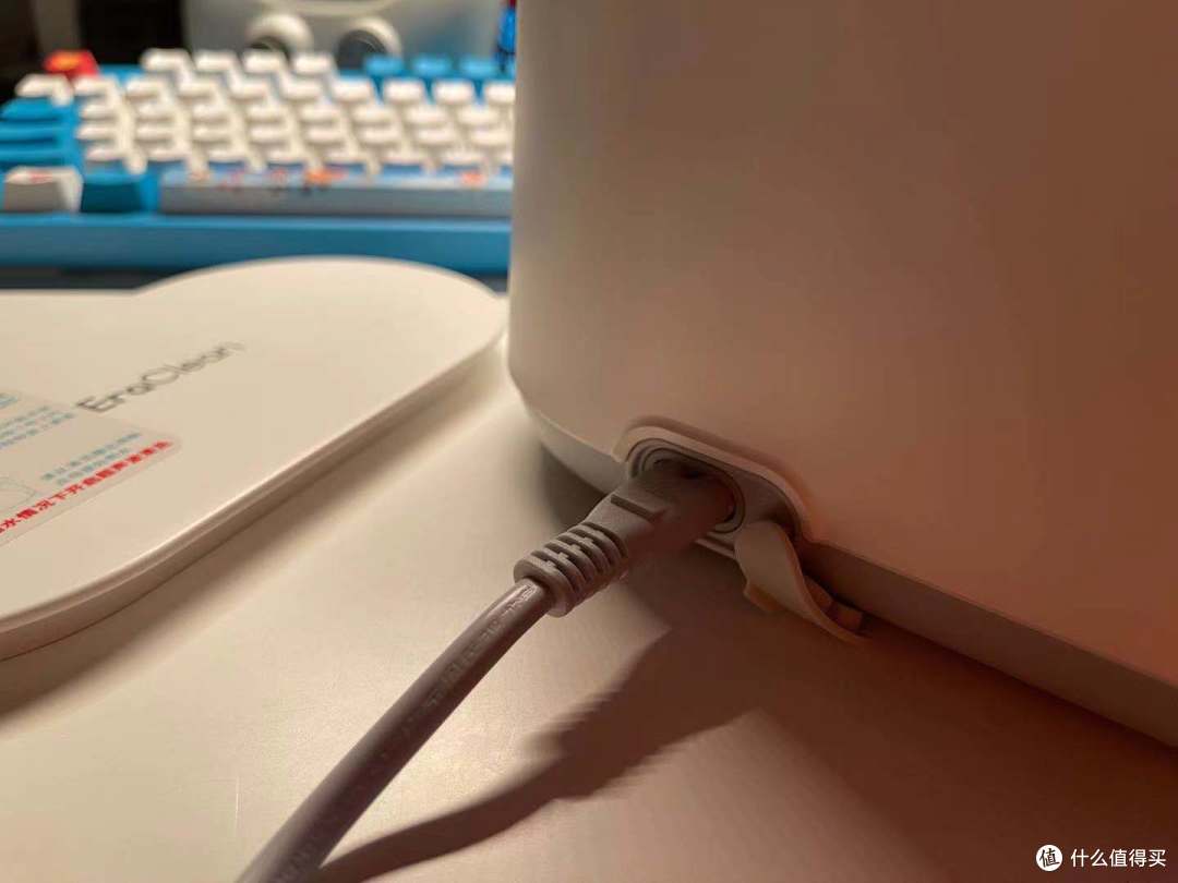 电源接口处有硅胶开模保护套，保证供电口闲时的密封