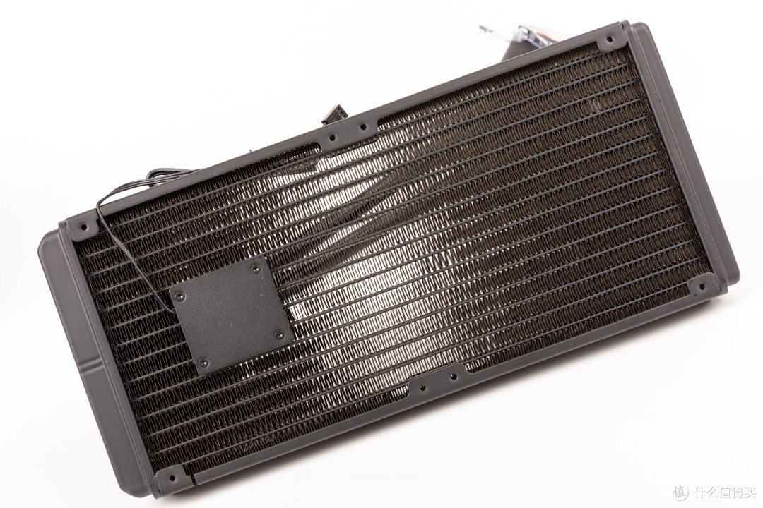 lumen一体水冷设计了将水泵安置于冷排位置,水泵的供电线在冷排的上下