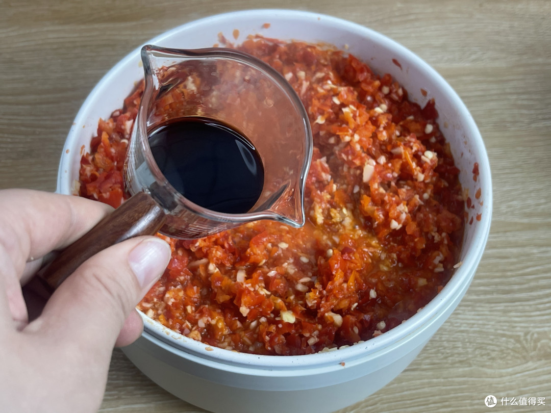 入秋必做的辣椒酱,配料相当简单,拌饭拌面都好吃,做一次吃半年