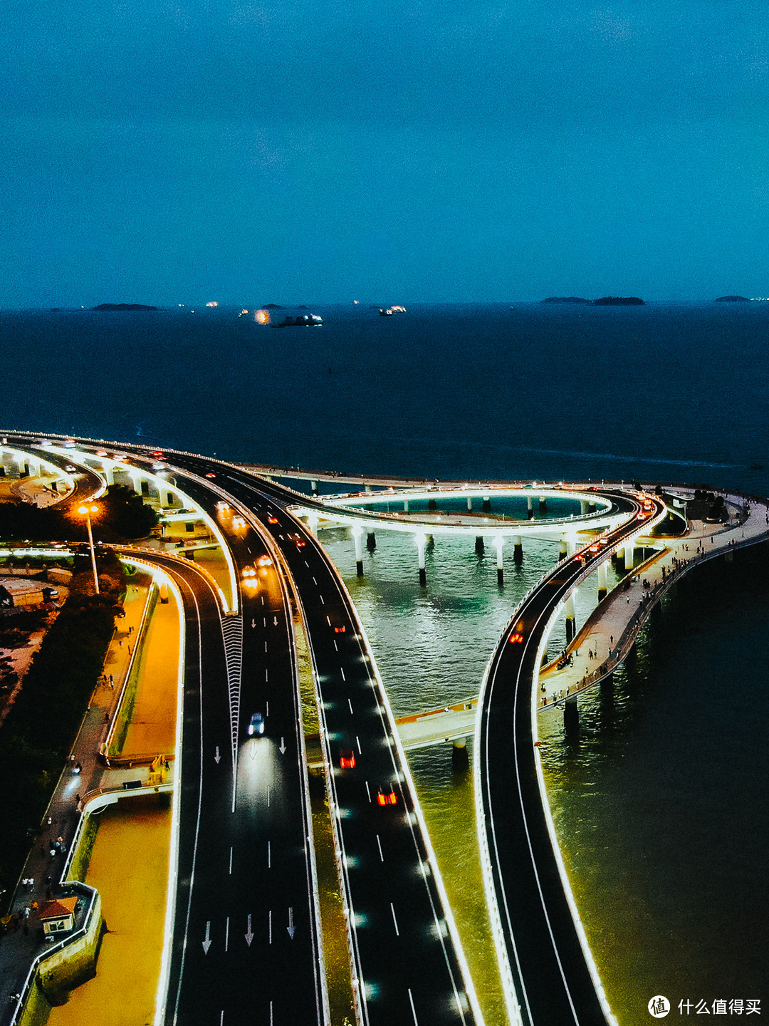 日落后厦门演武大桥就像好莱坞电影里的样子