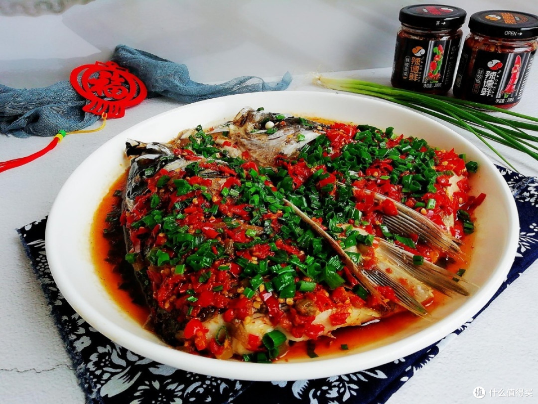 教你剁椒鱼头最家常的做法，鱼肉鲜嫩，吃起来还不腥，越吃越想吃