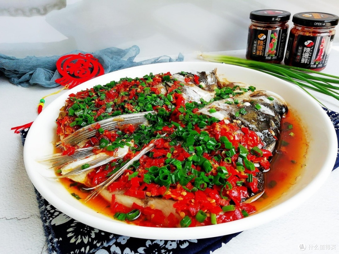 教你剁椒鱼头最家常的做法，鱼肉鲜嫩，吃起来还不腥，越吃越想吃