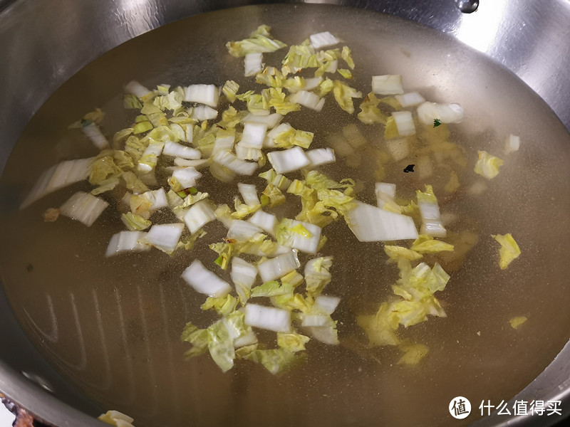 白菜心洗干净切成小段，锅中倒入剩下的花生油，先把葱花放入炒至出来香味，再把白菜心倒入翻炒变软，加入半锅清水大火煮开；