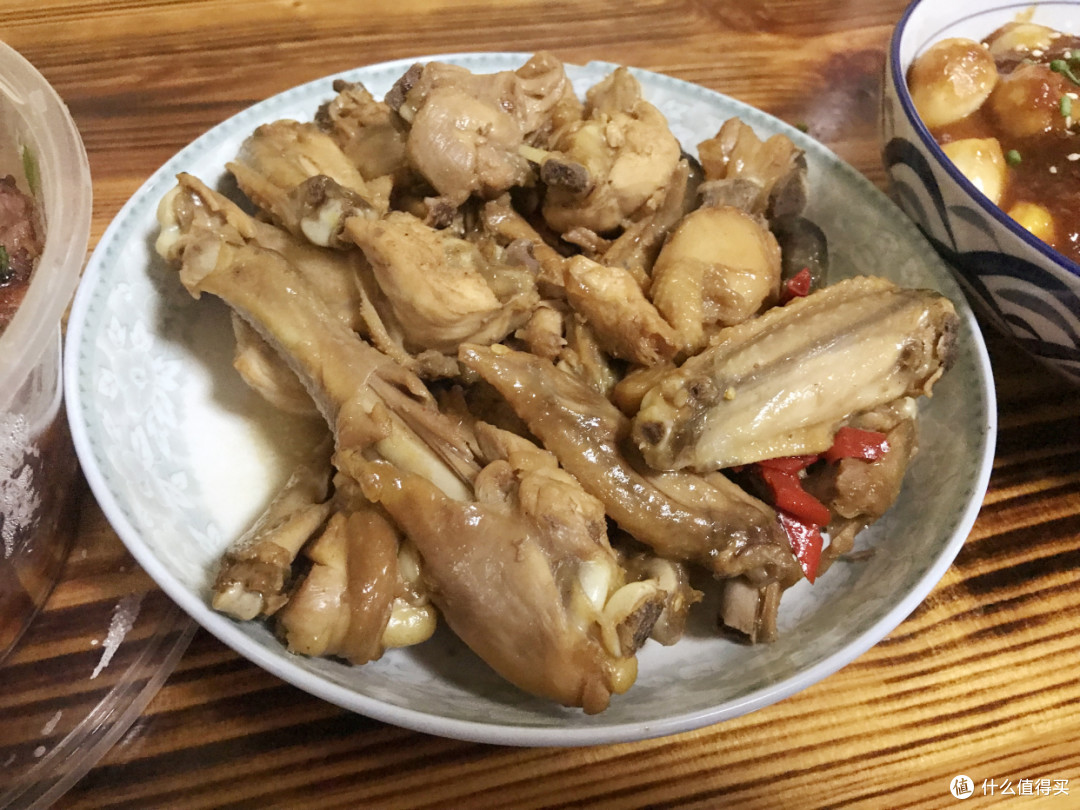 邻居聚餐，凑齐“十大碗”，典型的南方口味，网友：餐具好接地气