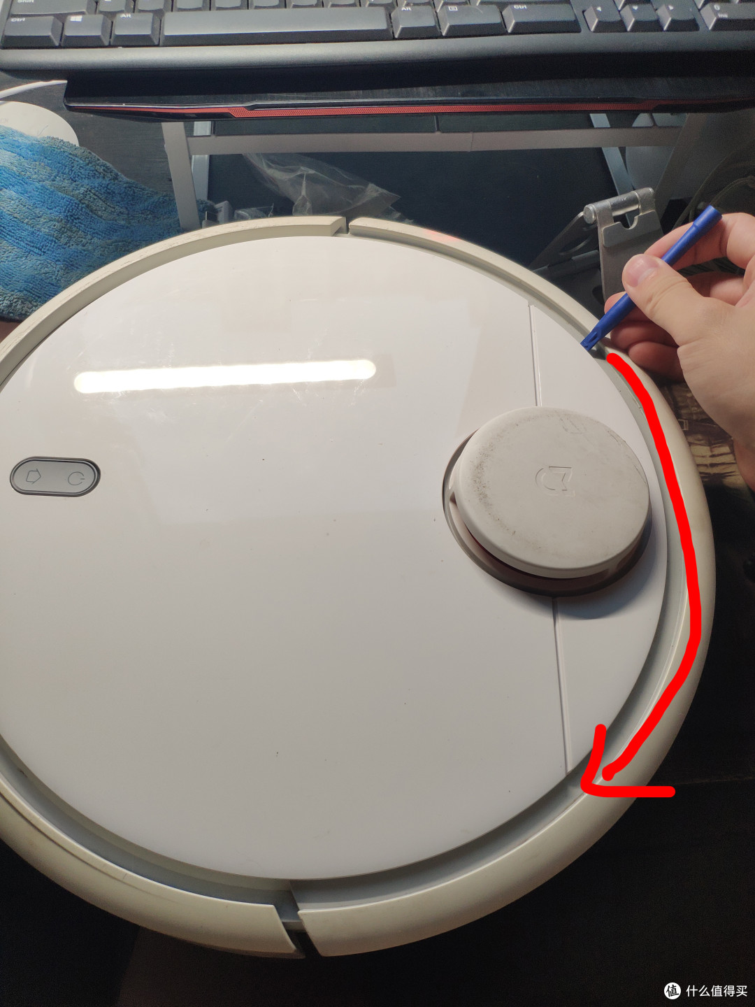 用撬棒这样走一圈 拆掉小盖板