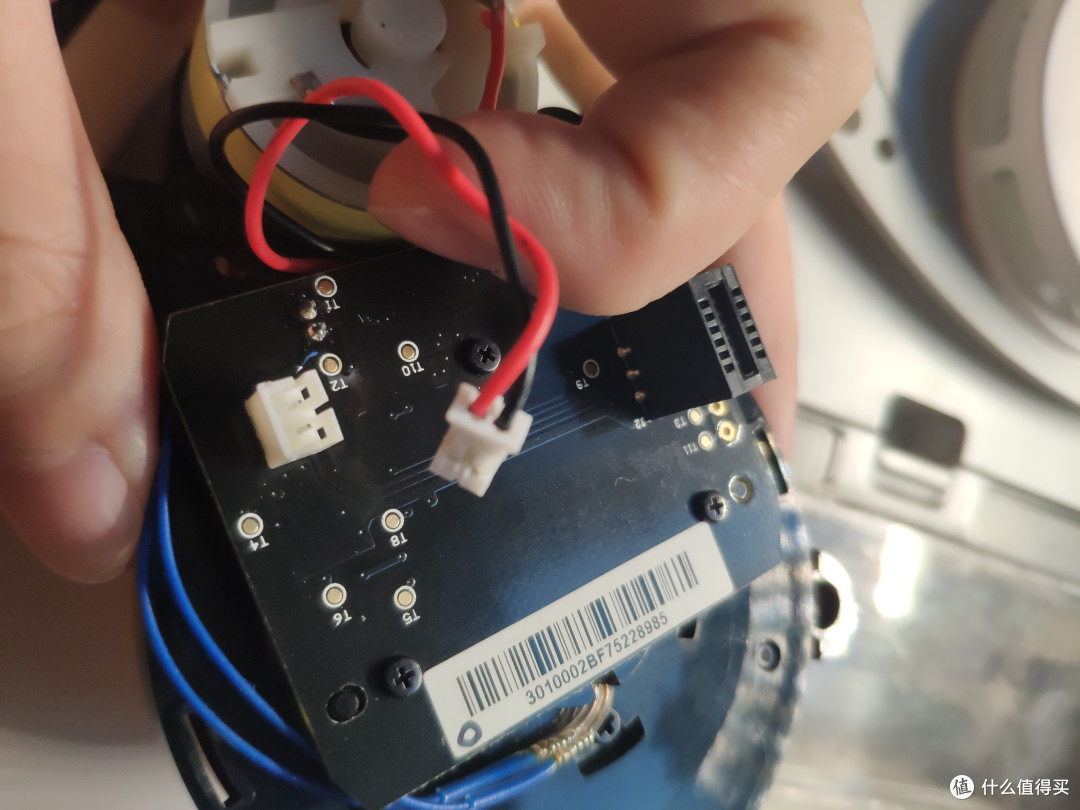 把排线拔掉 这有可能连底座拔下来 别慌 没有锡焊 拔下来注意正反插上去就行了 板上有示意图的
