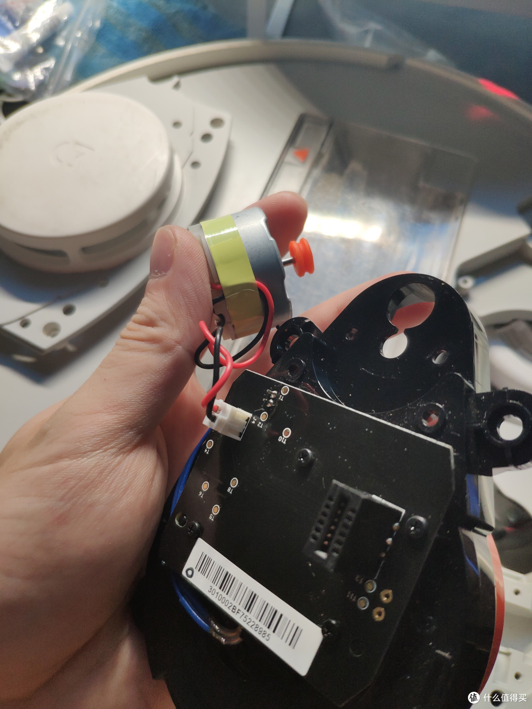 拆下来 换上新马达 测试直接恢复 在地上快乐的跑起来了