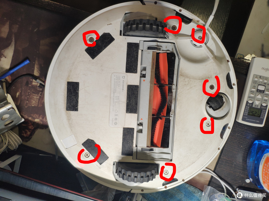 这几个螺丝拆掉 风扇跟螺丝建议一起放一边 其他螺丝可留在板子上 他设计是拆掉以后不会掉下来的