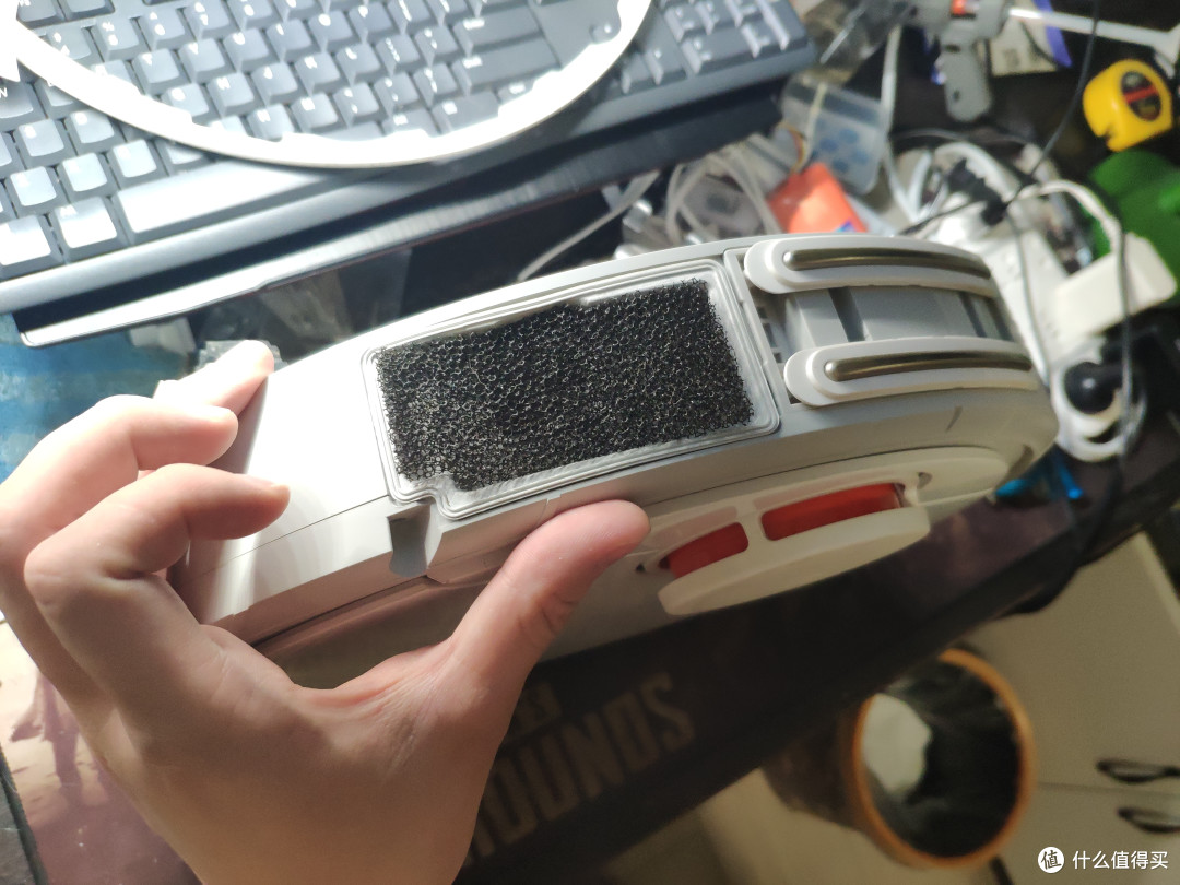 后盖这里有块海绵 记得拿下别弄丢 装也记得装上