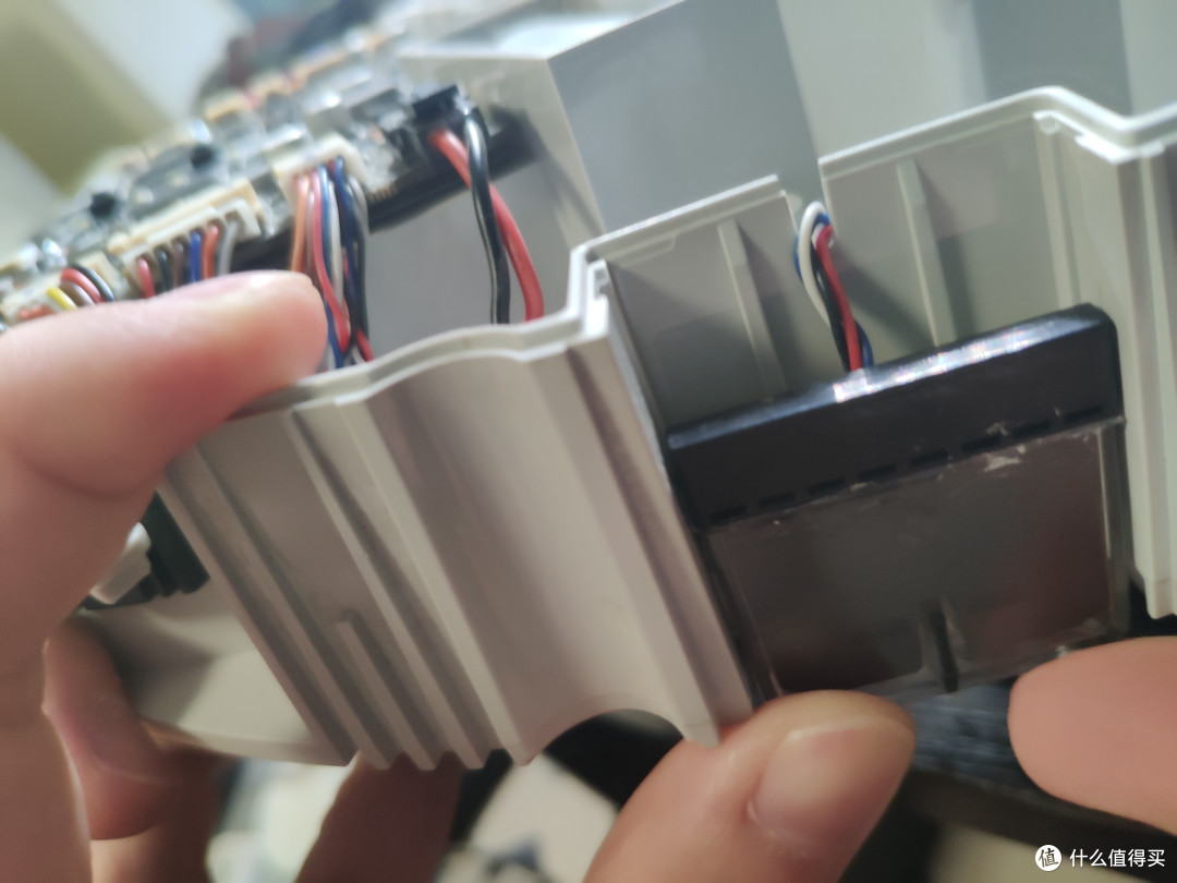 用两个拇指从两侧下方往上推即可取下 戴手套 外壳比较尖 容易划破手