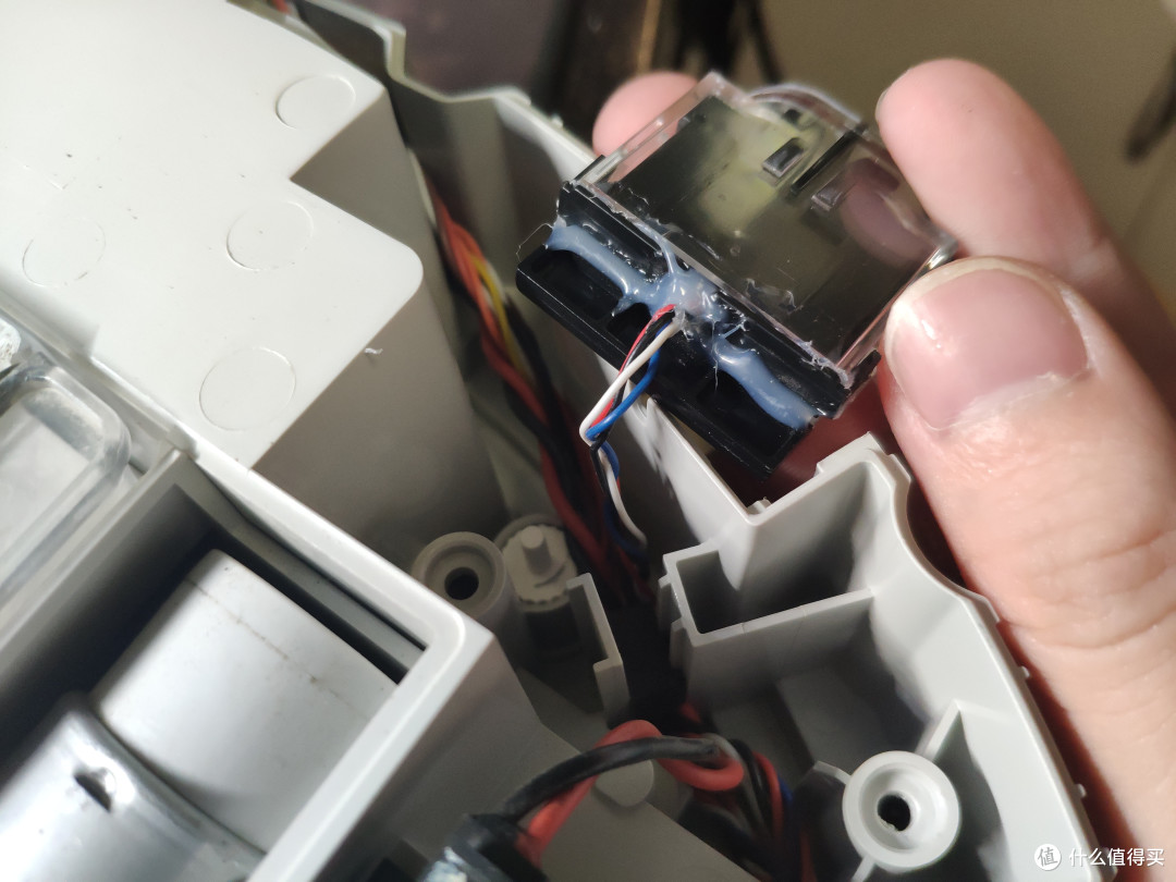 然后是这里 有很大的缝 打一条胶保证没有缝隙即可