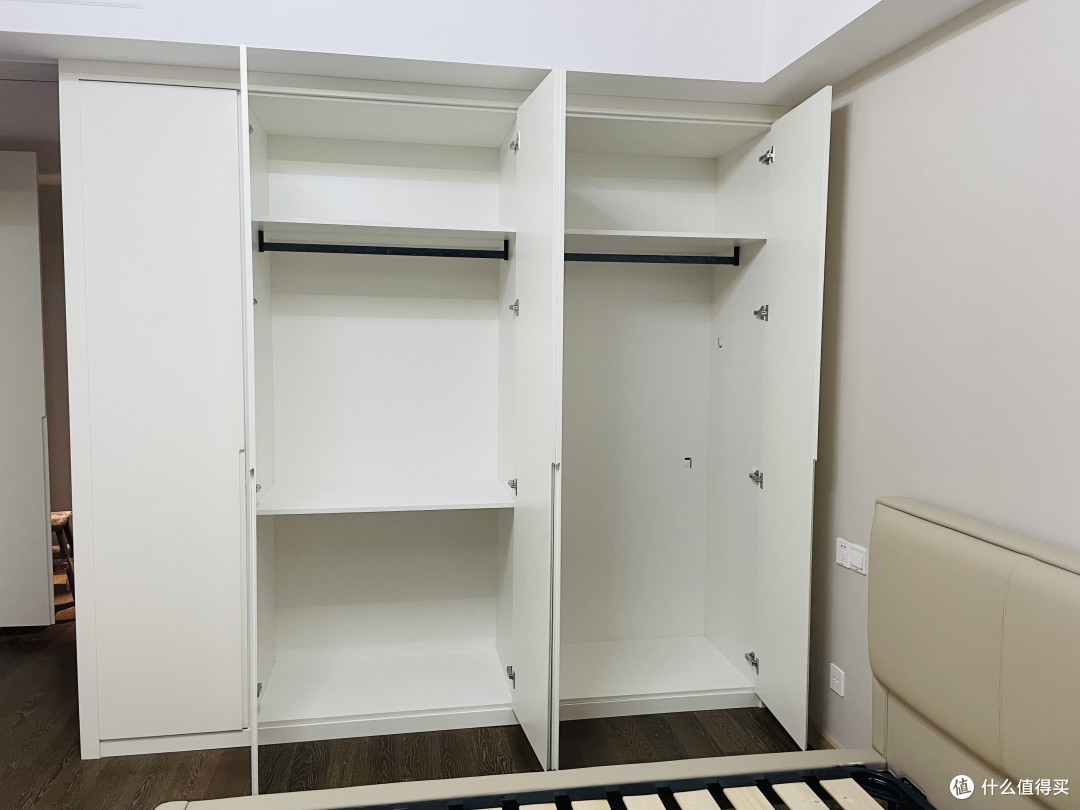 右边放换季床品被套客卧衣柜客卧衣柜内部儿童房衣柜,侧面因为空调