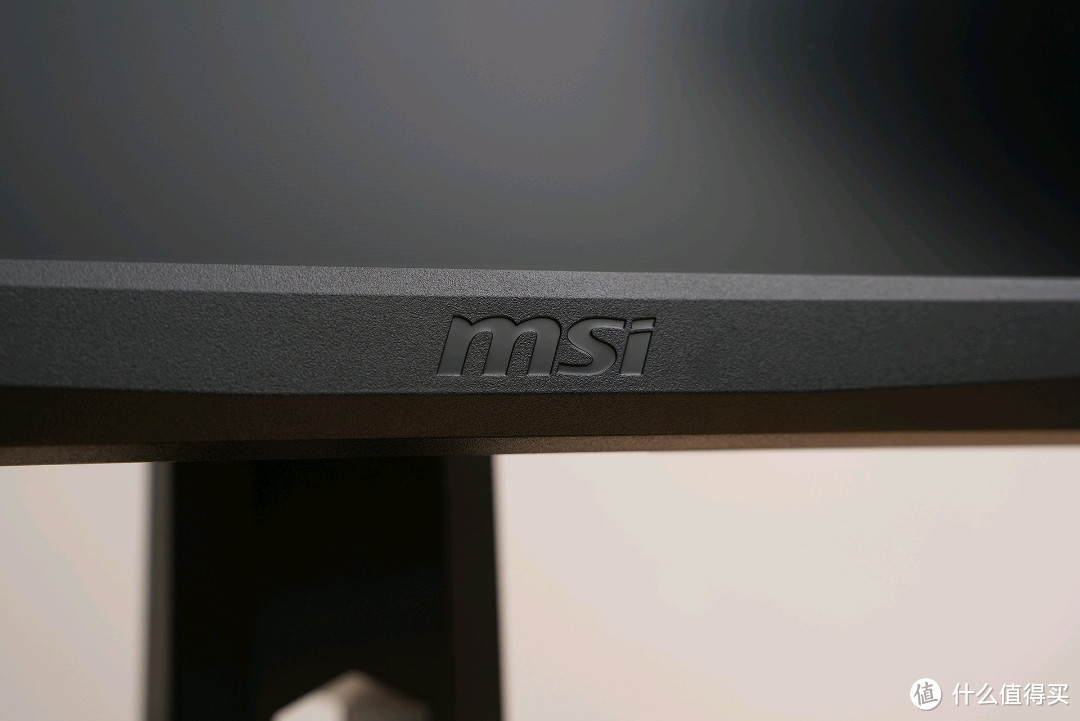 正面底部边框带有MSI 标志