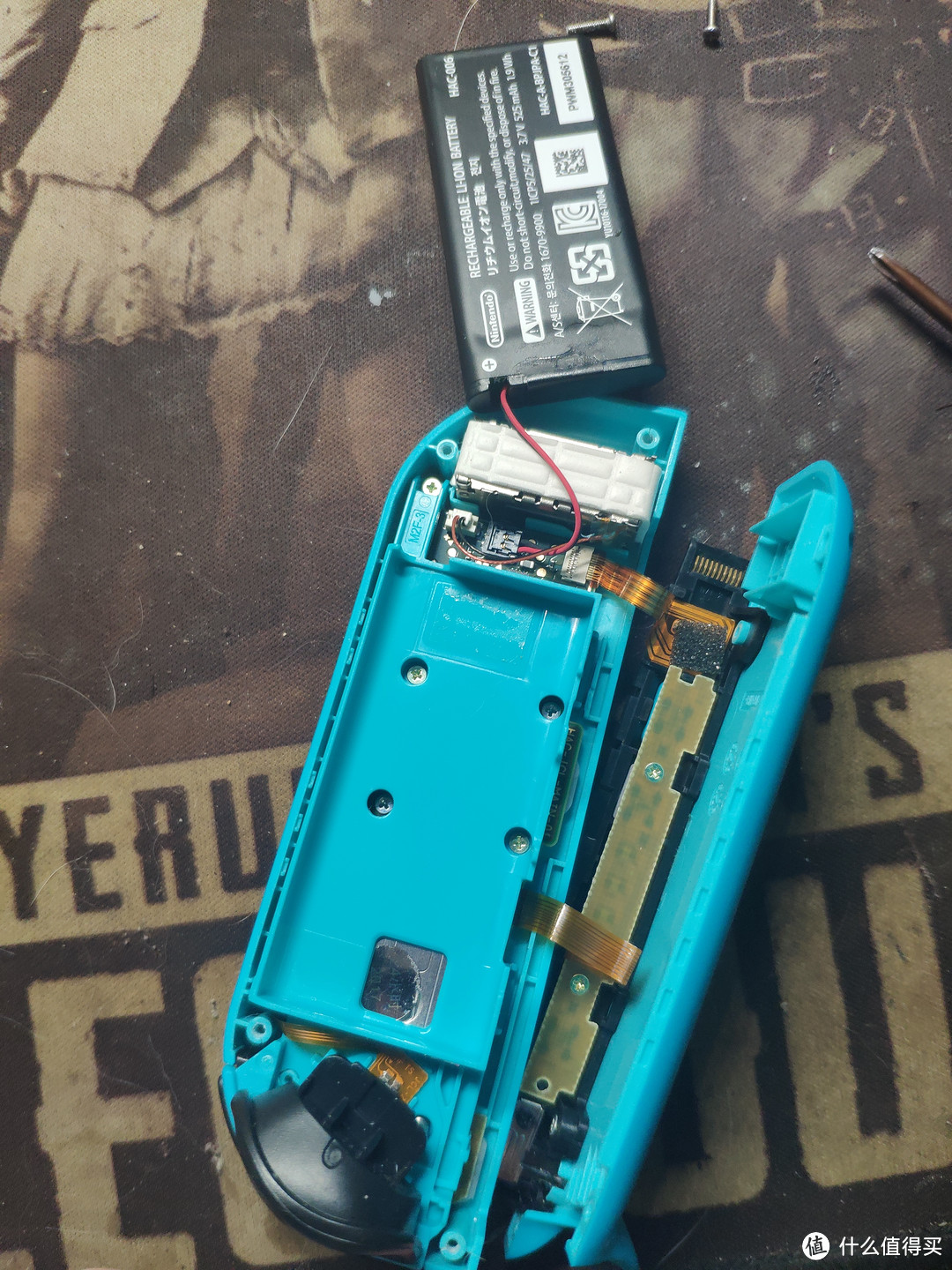电池甩那头去 为什么不拆呢 因为我也不知道怎么拆 电池卡扣很麻烦 已经见了有哥们底座弄下来的了 要锡焊上去 超麻烦