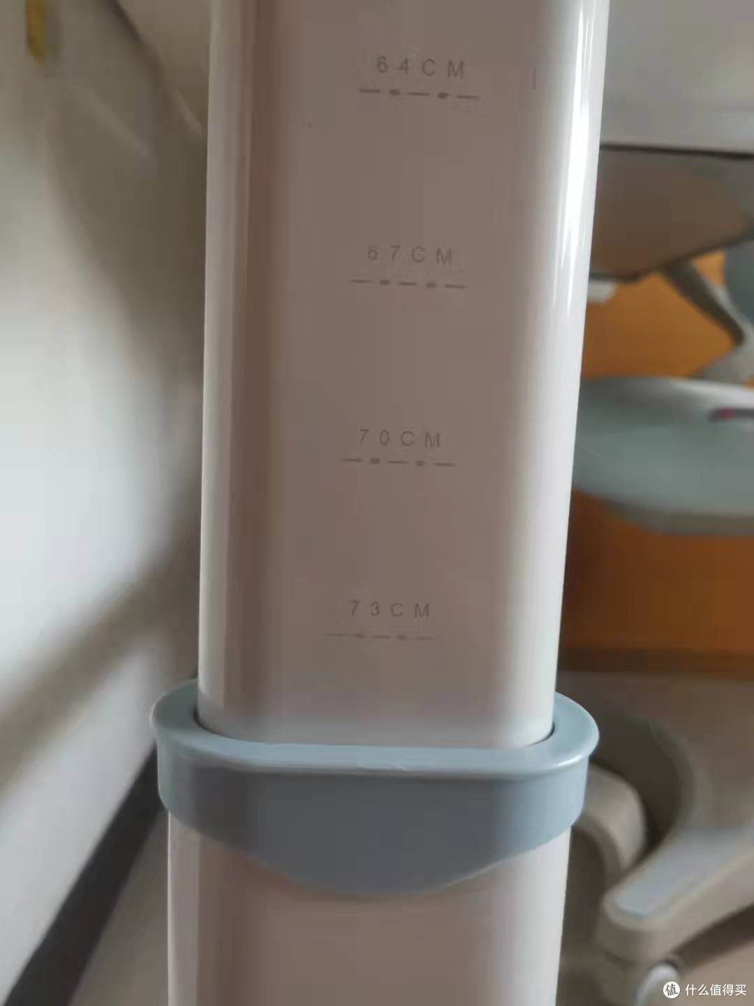 在桌腿的位置有非常直观身高对应高度表