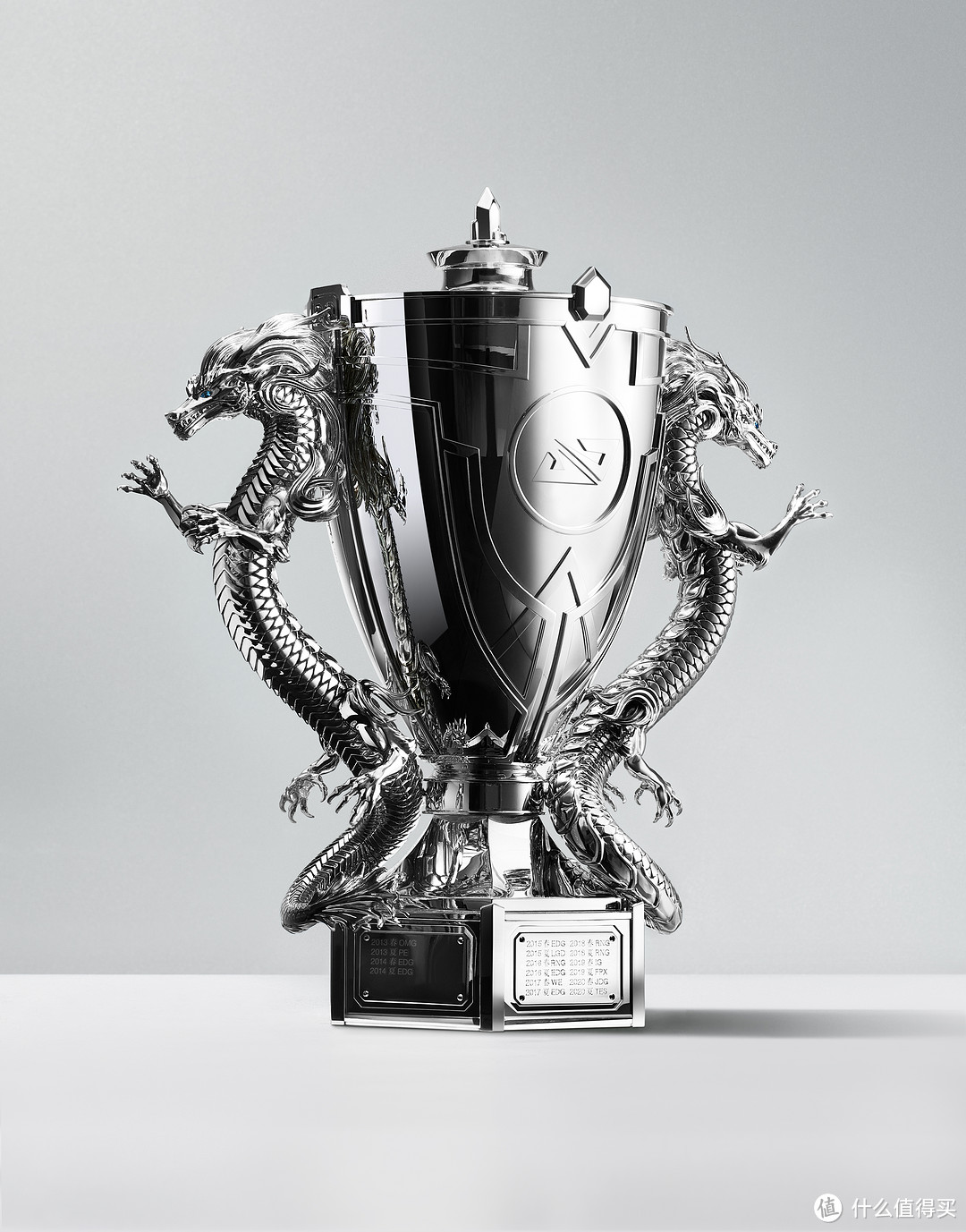 由蒂芙尼匠心铸造的英雄联盟职业联赛冠军奖杯“银龙杯”