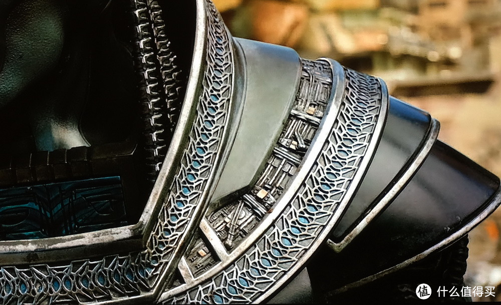 盔甲的材质和金属感还原到位，盔甲上的纹路细节，完美呈现。