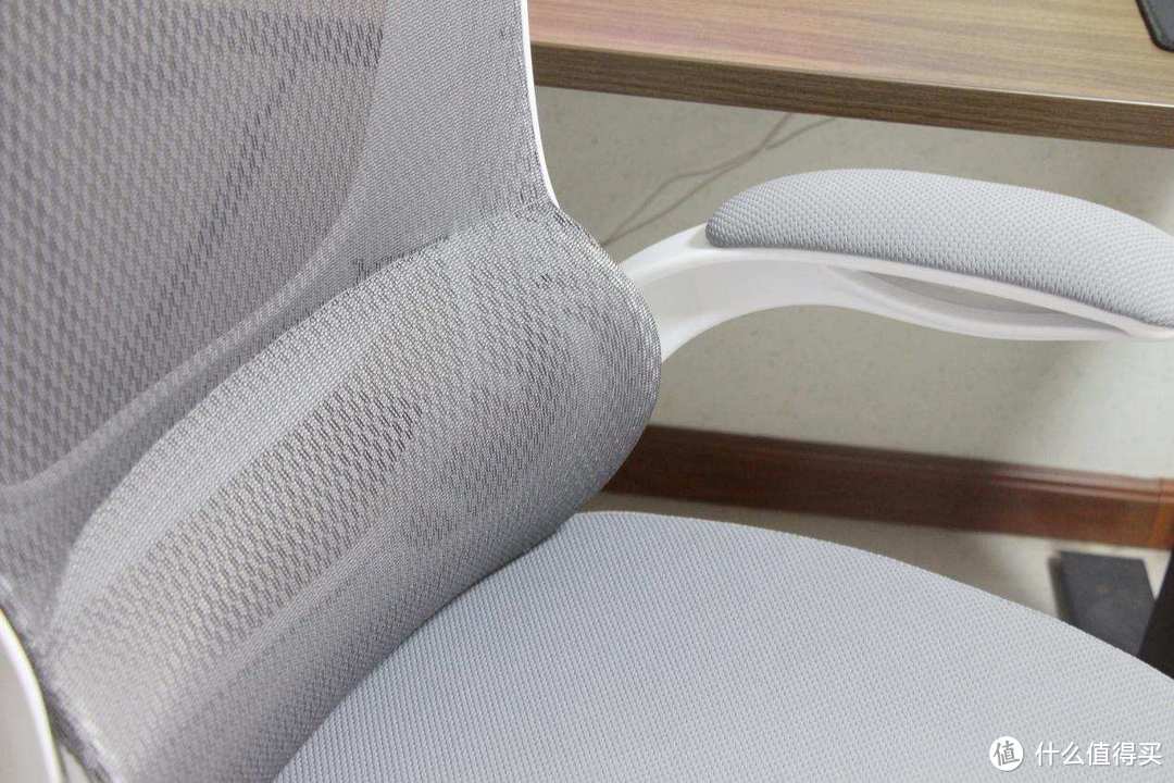 简约大气，护腰更可靠：UE 小H悬腰托人体护腰电脑椅