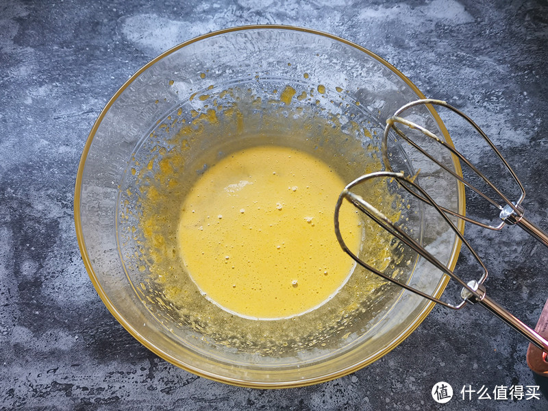 蛋黄在碗中打散，加入几滴柠檬汁，先把电动打蛋器调到高速，把蛋黄打至膨大颜色变白；