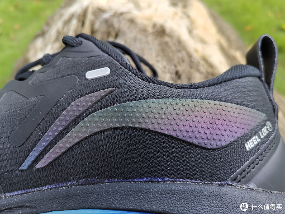 跑鞋鞋跟外侧一个比较大的品牌LOGO，本身也是荧光设计，可以在夜晚增强跑者安全系数