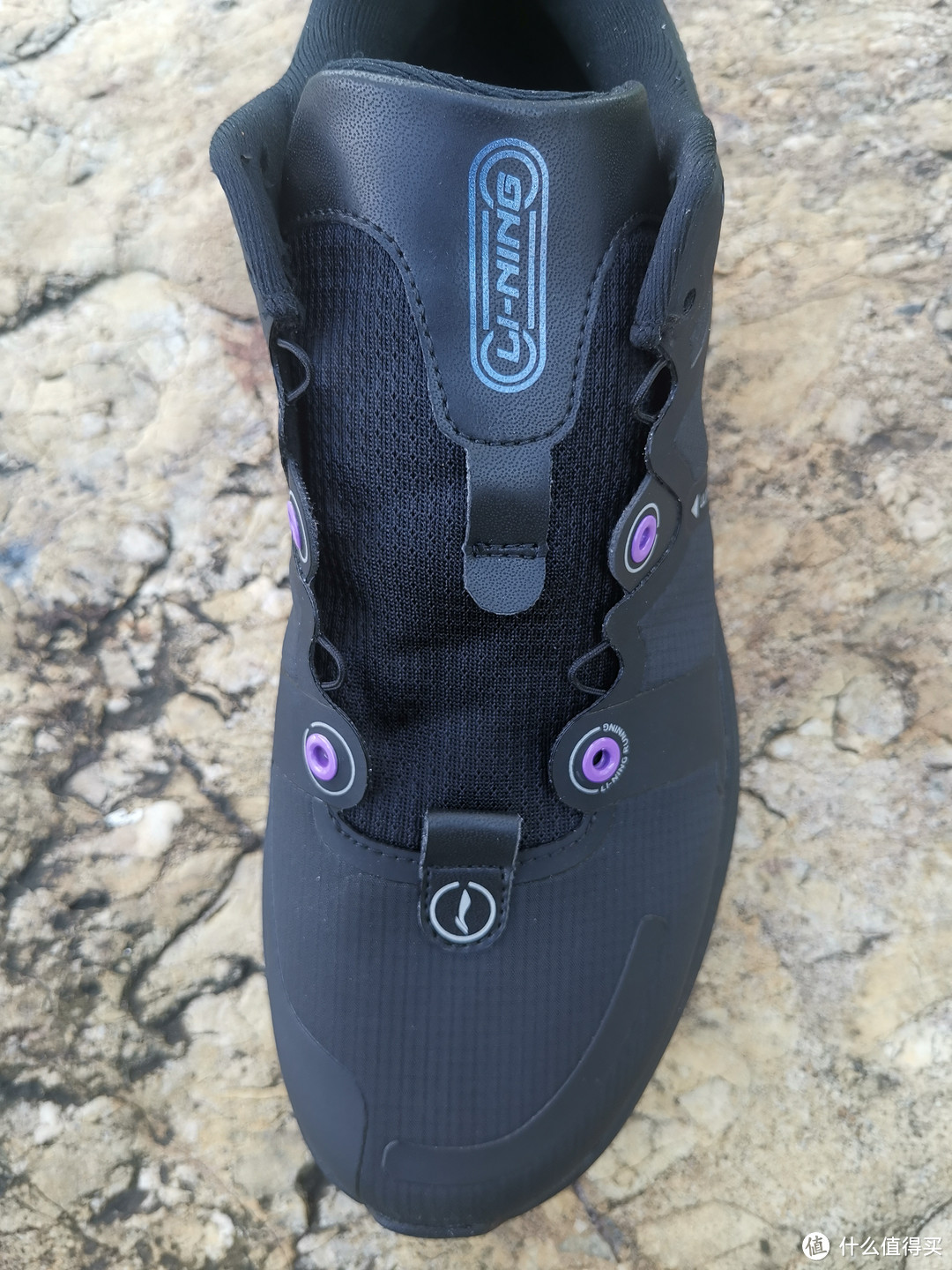 再来看一个完整的鞋面，紫色圆框位置的稳定系统 和  尼龙绳束紧系统交错进行