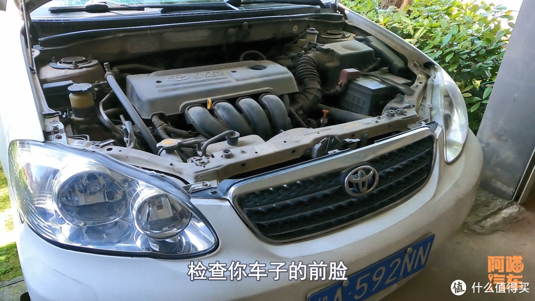 日常洗车能清洗发动机舱吗?该怎么清理内部油泥?注意这些事项