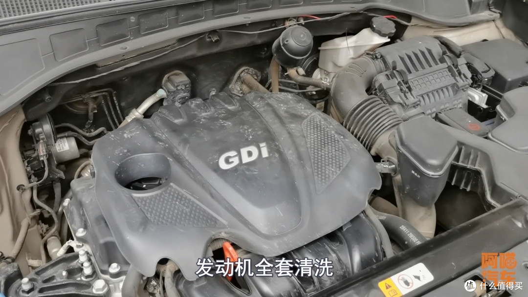 日常洗车能清洗发动机舱吗?该怎么清理内部油泥?注意这些事项