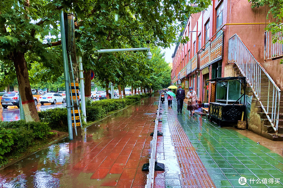 喀什很少下雨，街上不少人是没雨伞的，电动车摩托车基本上开过去10辆只有一辆辆有雨衣。