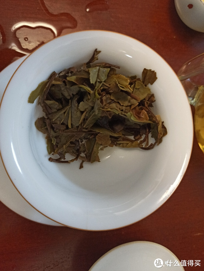 上半年封装的品品香简语系列白牡丹茶饼启封。