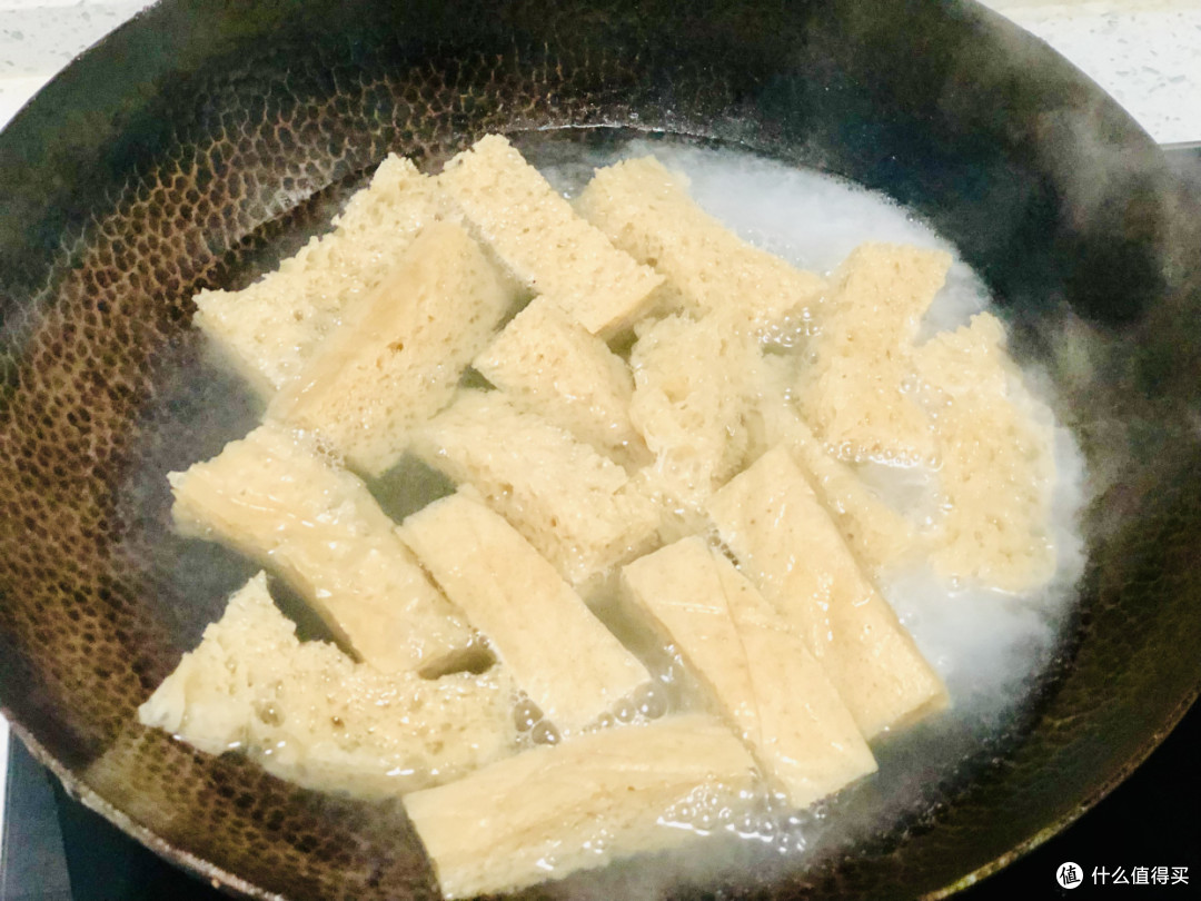 小吃店8元一份的秘制面筋,自己在家就能做,成本不足3元,吃嗨了