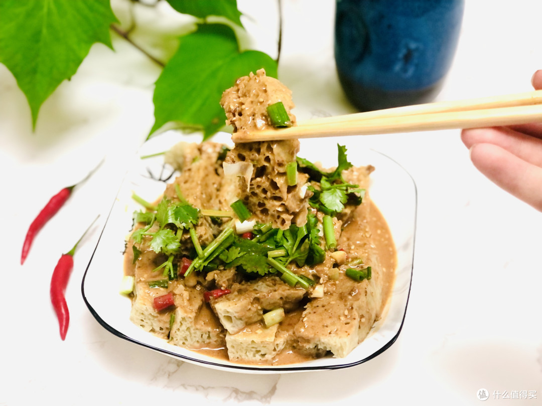 小吃店8元一份的秘制面筋,自己在家就能做,成本不足3元,吃嗨了