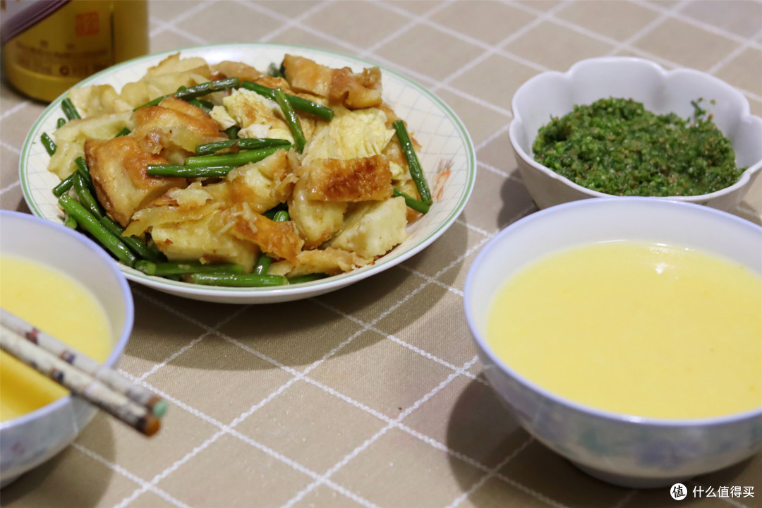 老两口的极简晚餐,一粥一菜走红朋友圈,一盘“河南菜”勾起回忆