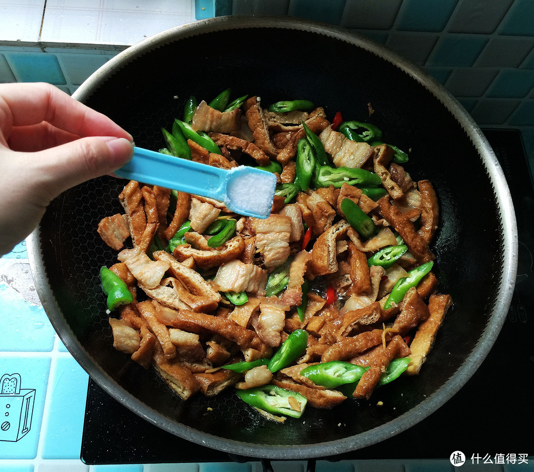 简单好吃的油豆腐炒五花肉，10分钟上桌，鲜香辣，配米饭绝了