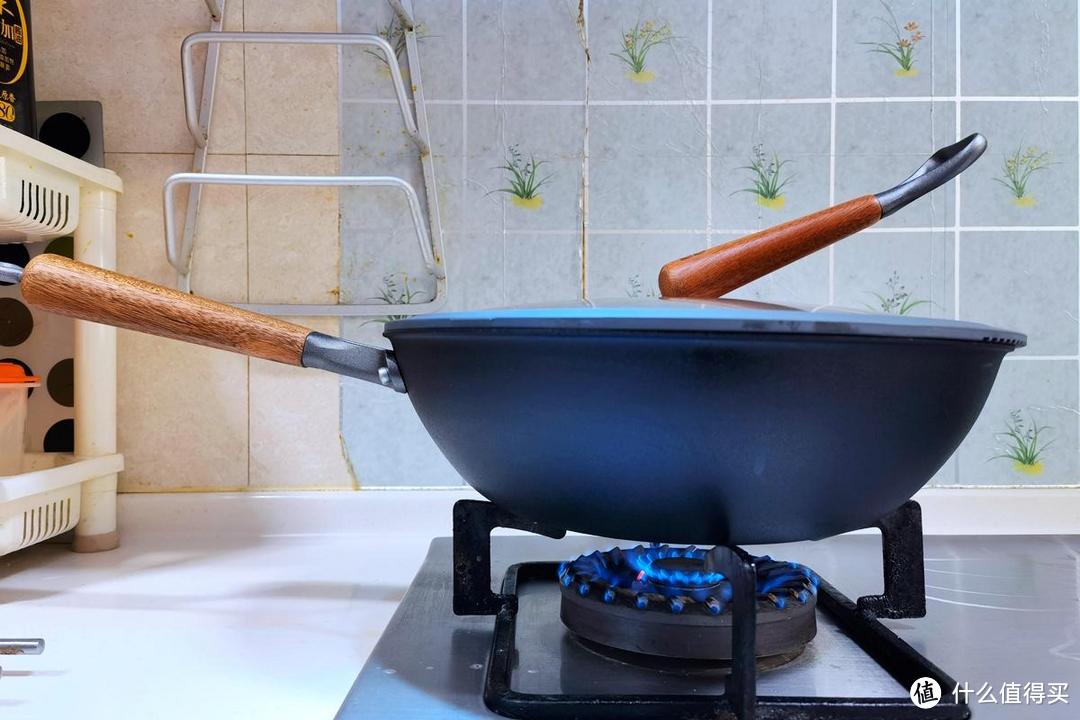 三禾窒氮轻铁锅：可单手轻松颠起的无涂层铁锅