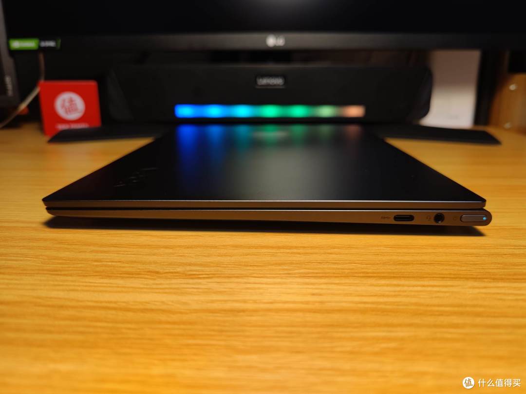 右侧接口一览:Type-C、3.5mm耳机孔、电源开关