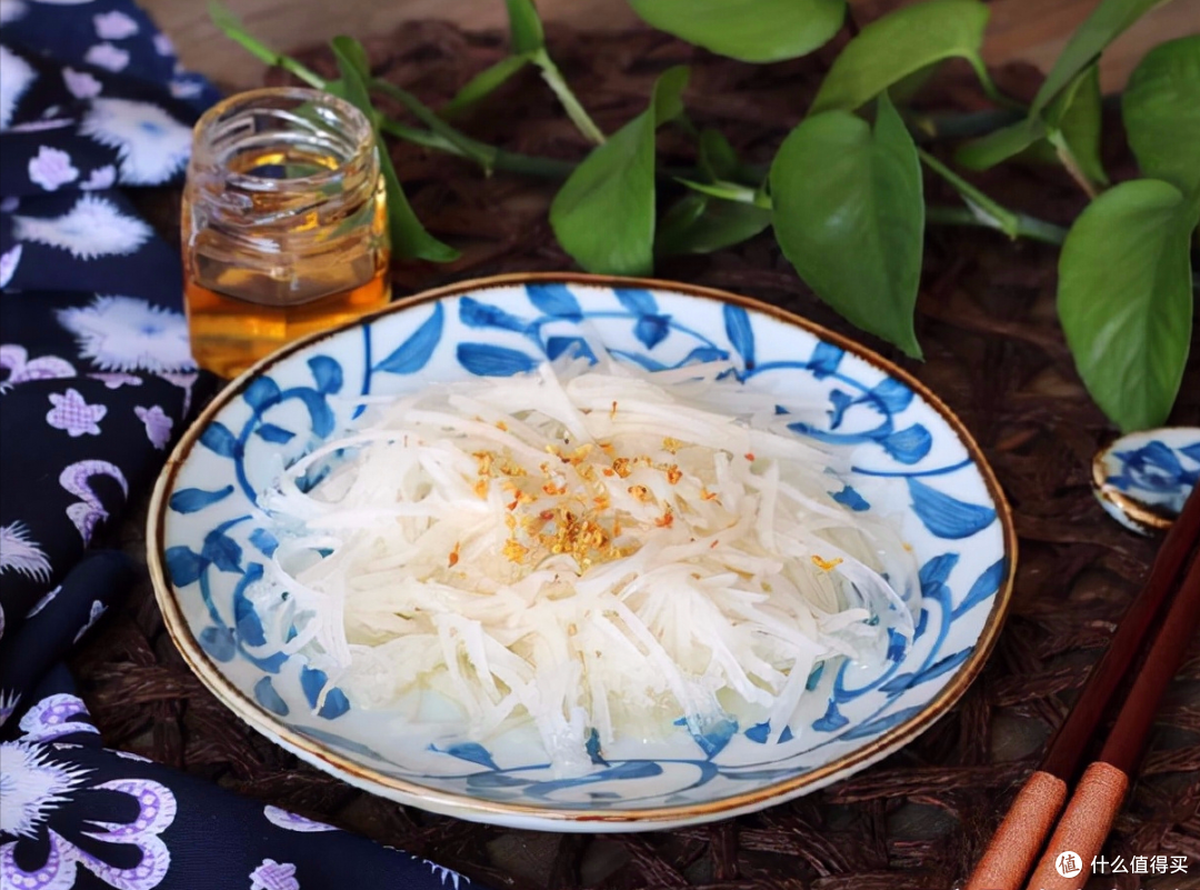 它是水果也是菜，脆嫩多汁富含粗纤维，农村人都把它当水果吃