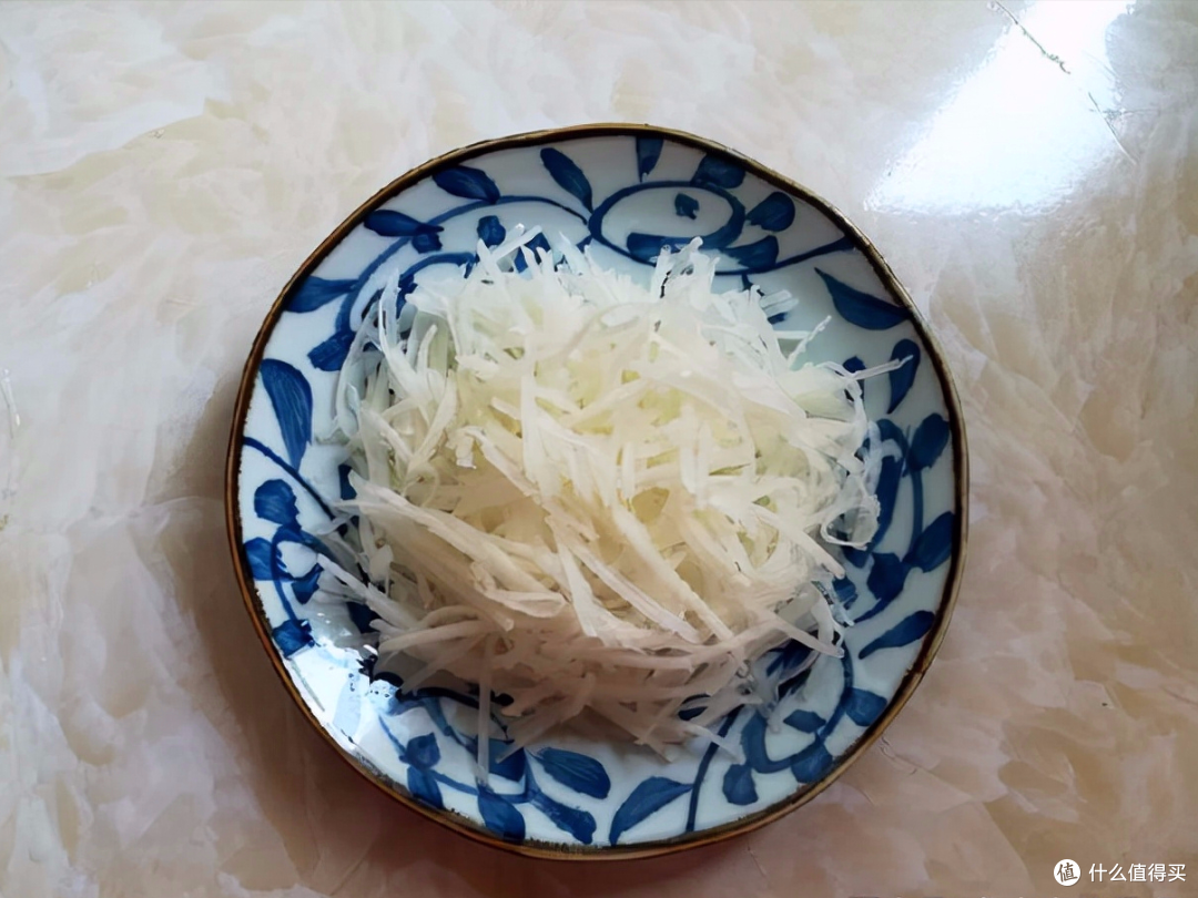 它是水果也是菜，脆嫩多汁富含粗纤维，农村人都把它当水果吃