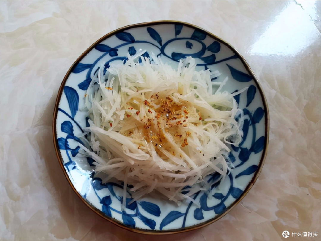 它是水果也是菜，脆嫩多汁富含粗纤维，农村人都把它当水果吃