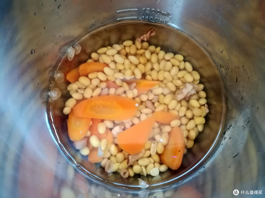 打豆浆,黄豆加点胡萝卜,口感香甜营养足,常用电脑的人要多喝