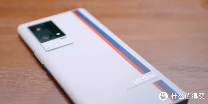 小米这次慌了?真·全能水桶机iQOO 8 Pro体验评测