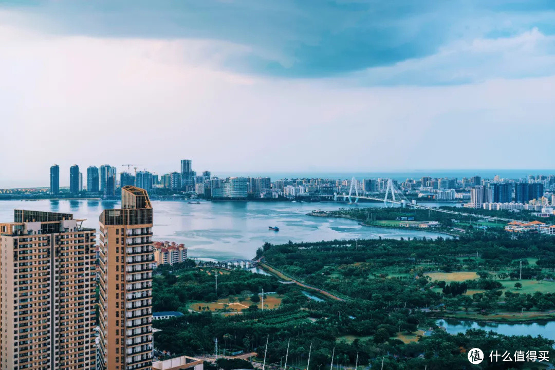 住进爱马仕橙的房间，躺在高空看海景