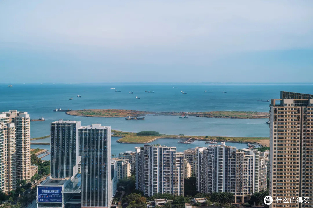 住进爱马仕橙的房间，躺在高空看海景