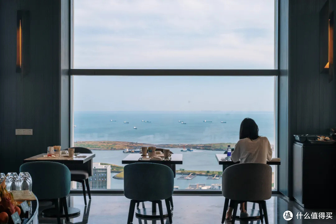 住进爱马仕橙的房间，躺在高空看海景