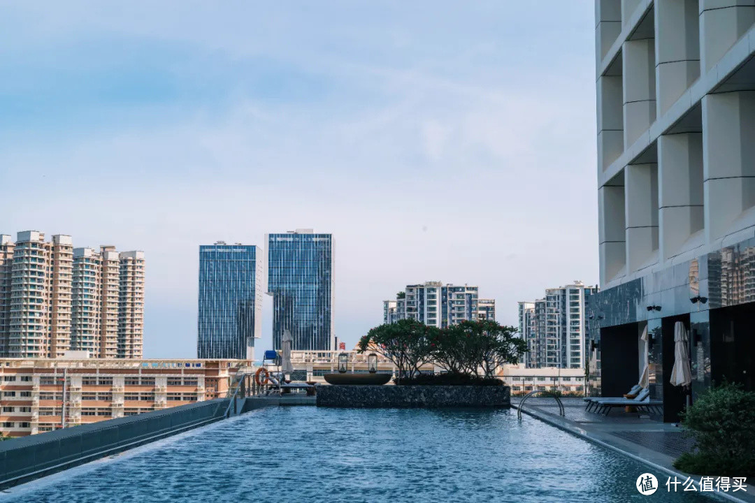 住进爱马仕橙的房间，躺在高空看海景