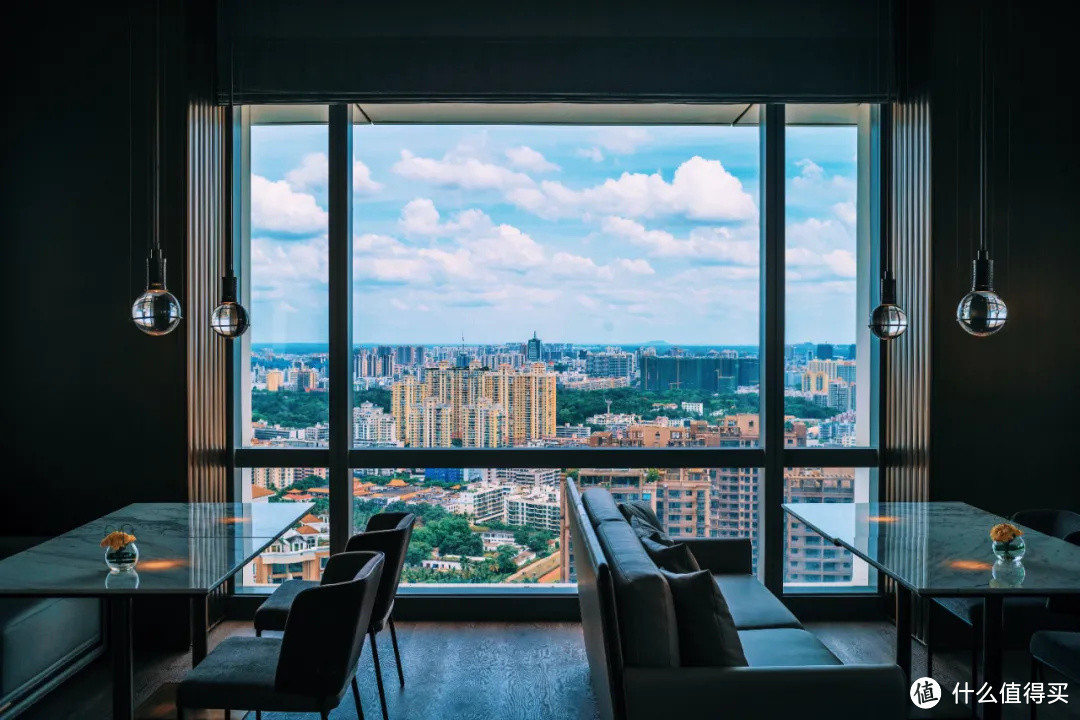 住进爱马仕橙的房间，躺在高空看海景