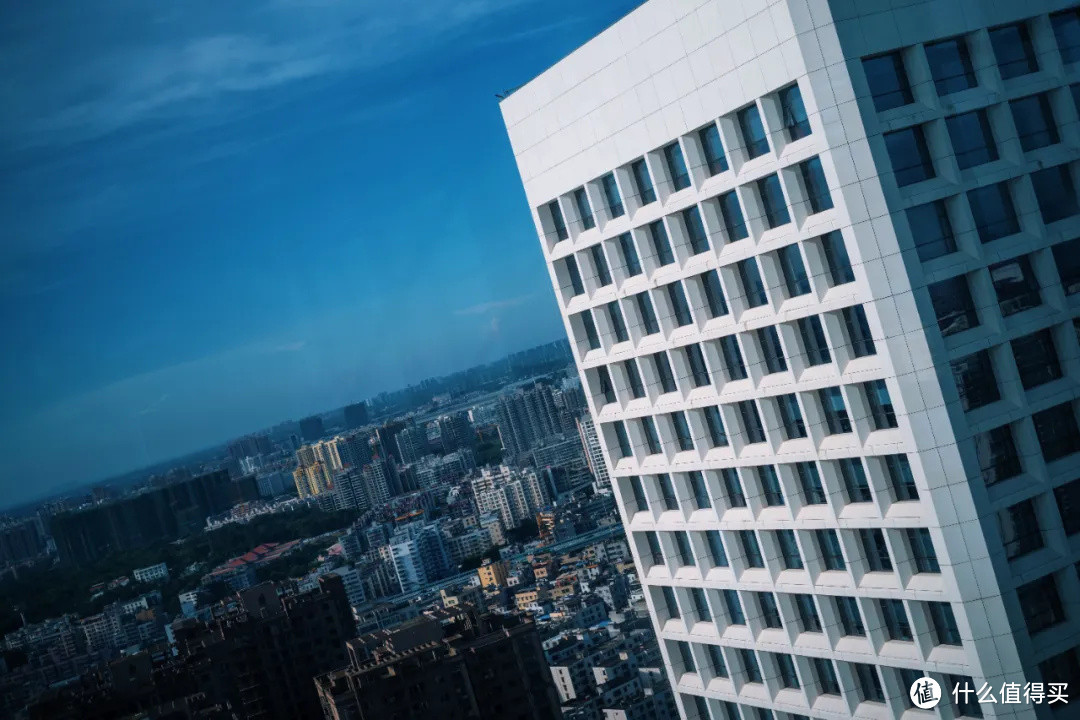 住进爱马仕橙的房间，躺在高空看海景