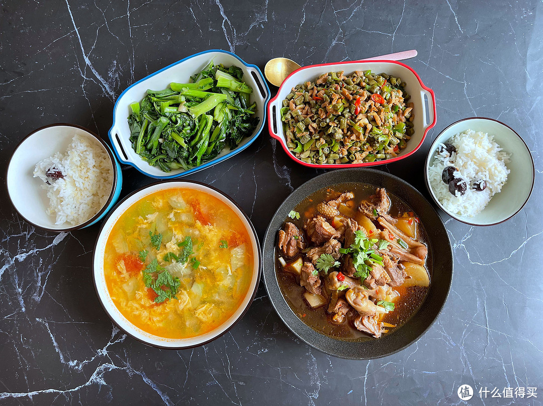 跟同事的午餐：3菜1汤配红枣饭，网友：眼馋，能再多添一双筷子吗