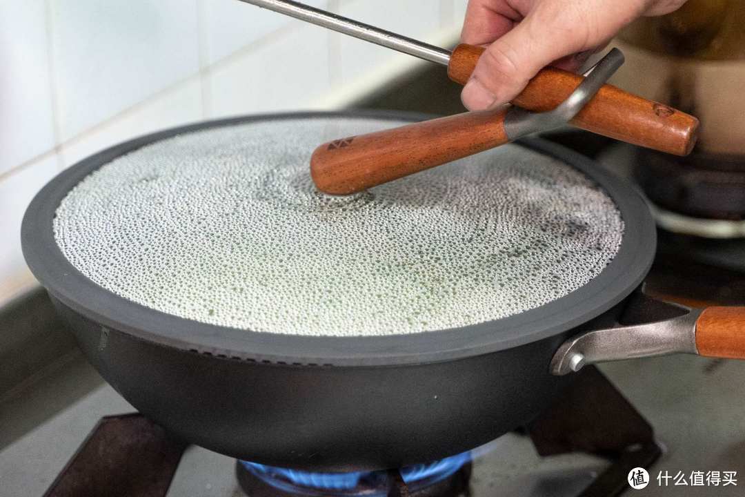 如何选一款又轻又健康的好锅？让三禾窒氮轻铁锅告诉你答案！