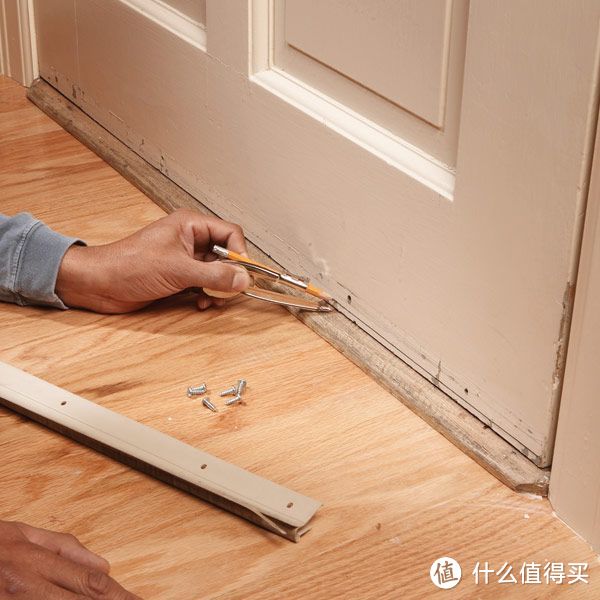 装修时，到底是先装门还是先铺地板？